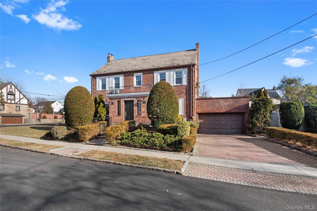 Photo of 180 Kneeland Avenue, Yonkers, NY 10705 (MLS # 951110)