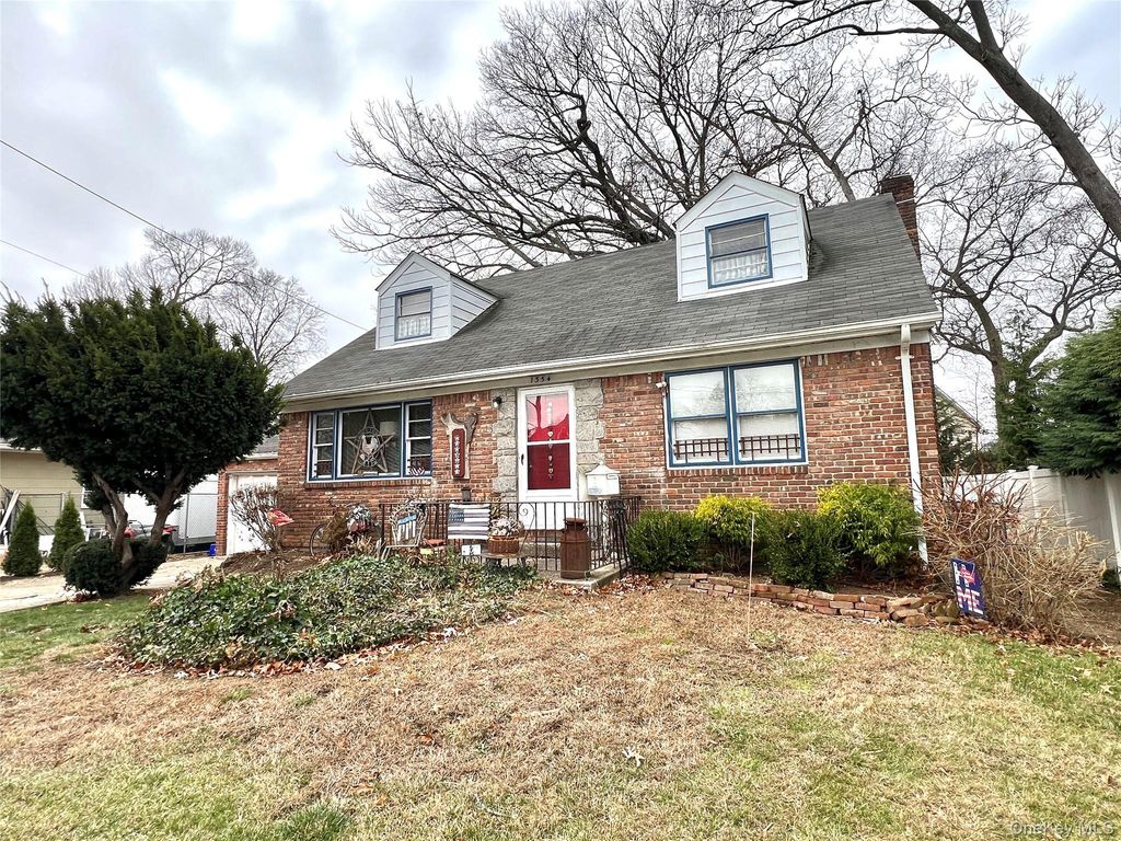 Photo of 1354 Short Place, Baldwin, NY 11510 (MLS # 946024)