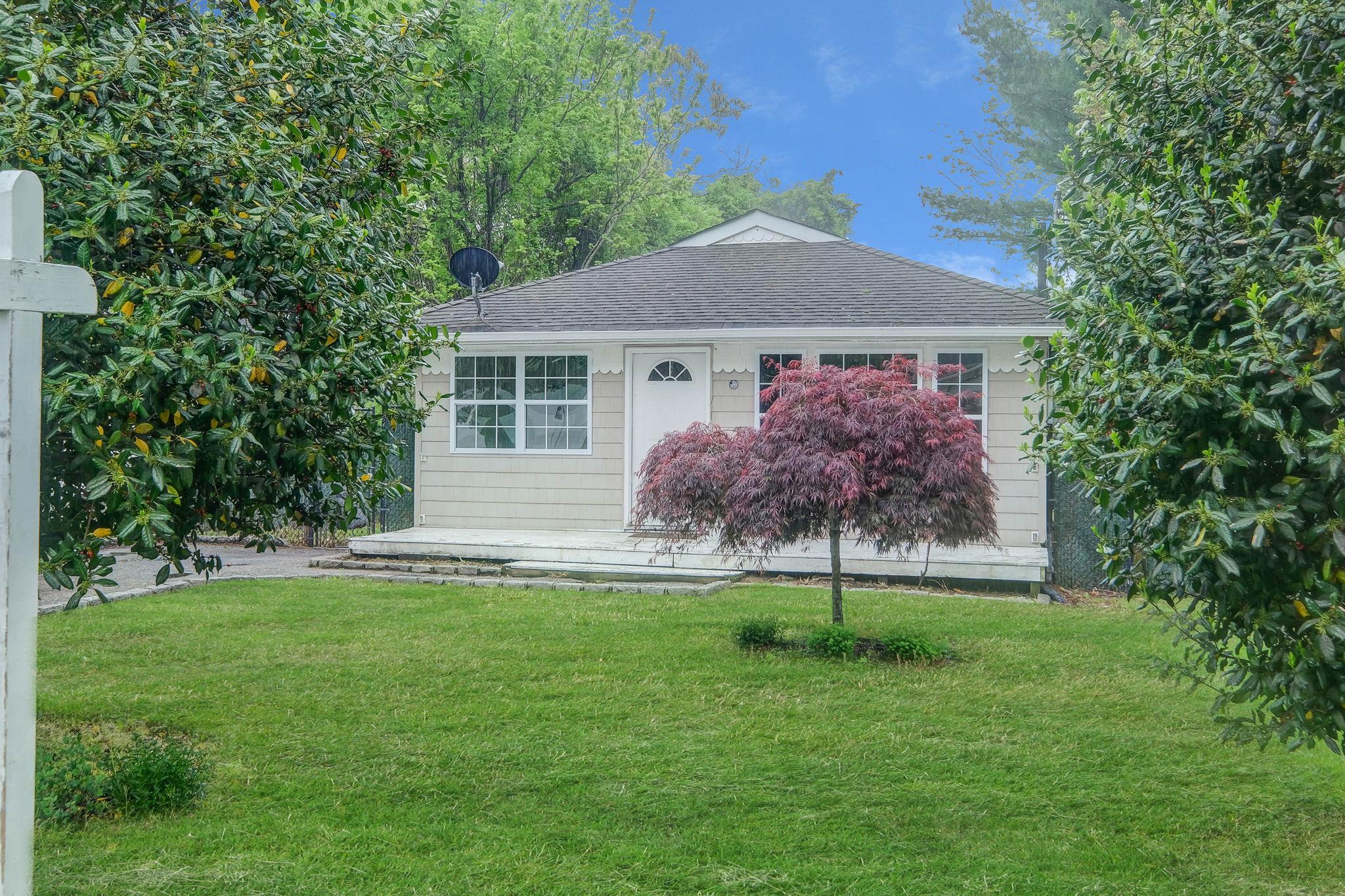 122 Eleanor Avenue, Mastic, New York image 3