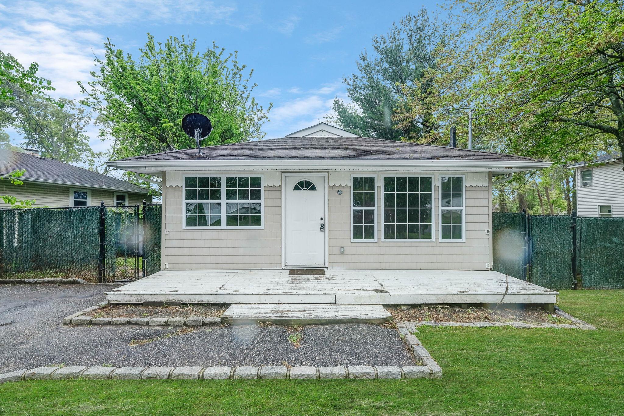 122 Eleanor Avenue, Mastic, New York image 1