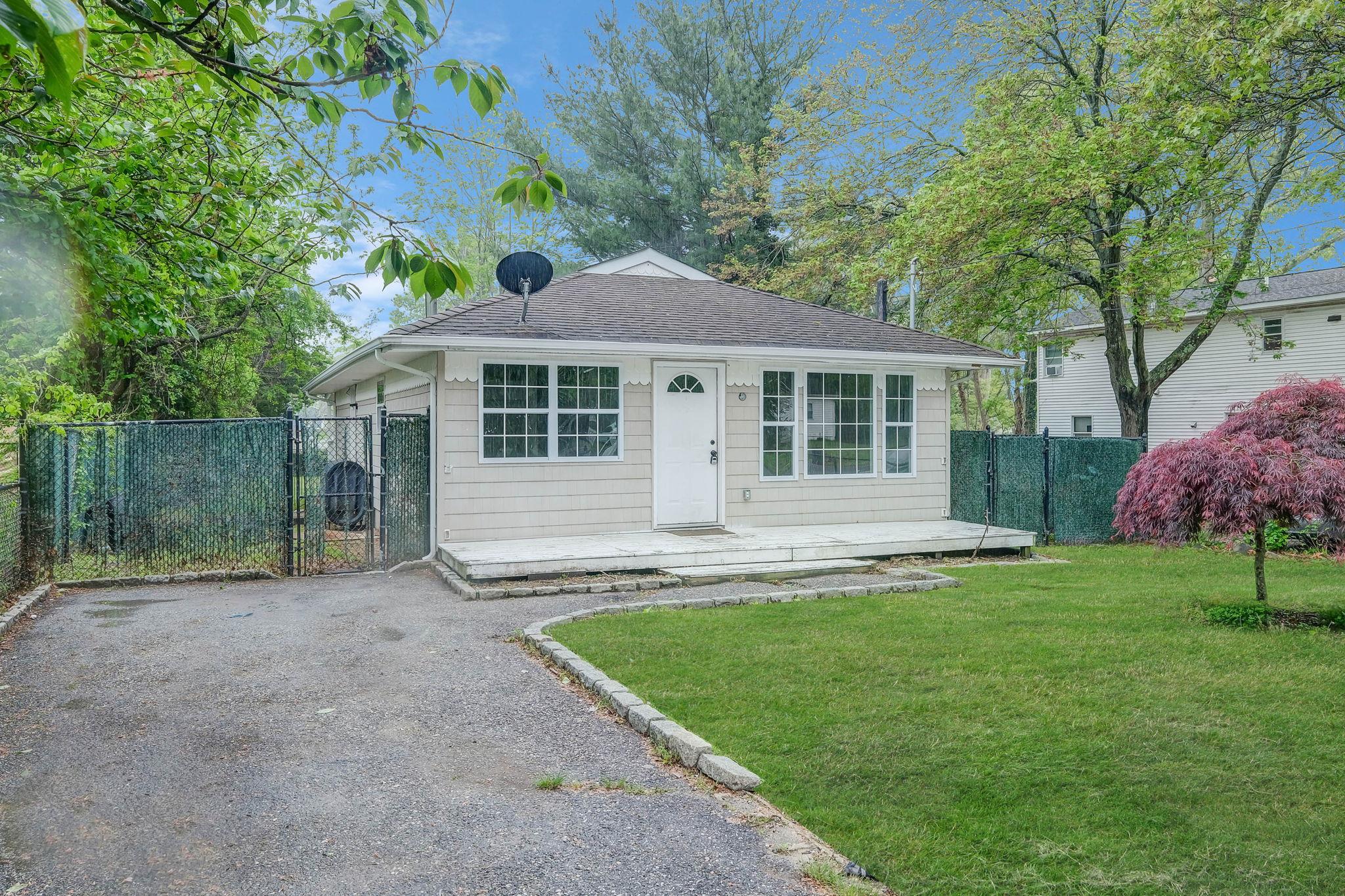122 Eleanor Avenue, Mastic, New York image 2