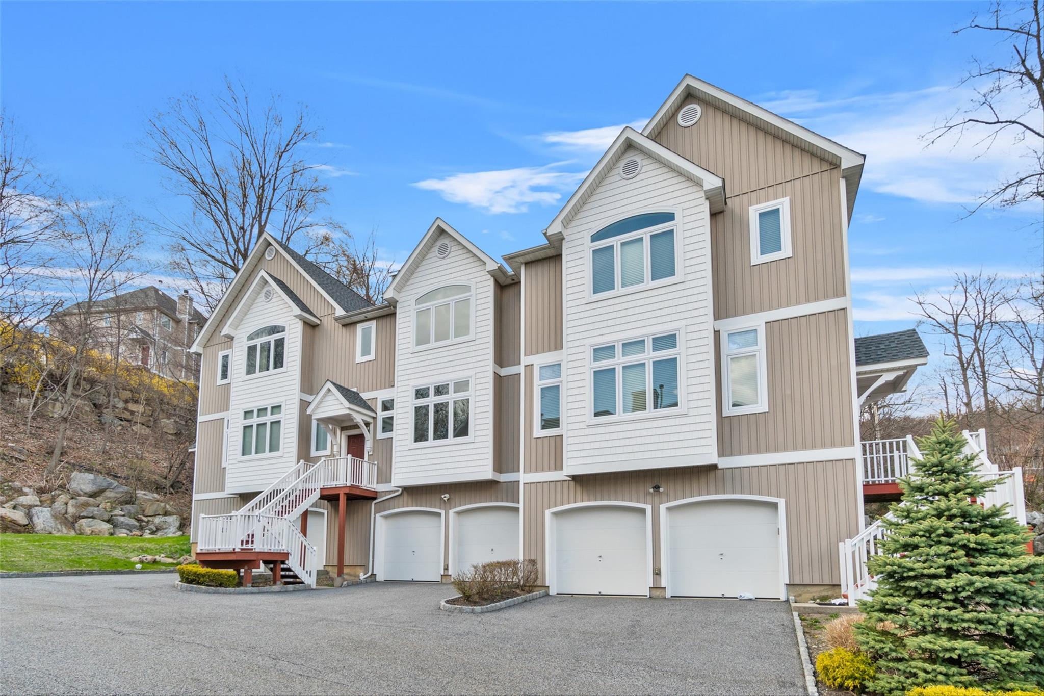 Lakeview Drive, Fort Montgomery, New York - 3 Bedrooms  
3 Bathrooms  
8 Rooms - 