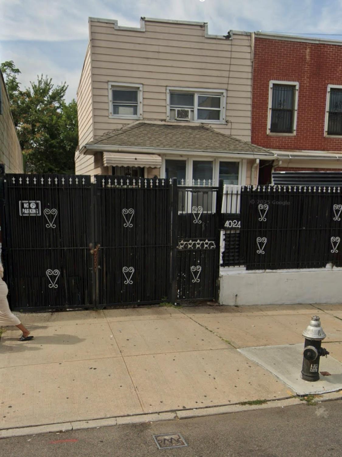 24th Street, Long Island City, Queens, NY - 3 Bedrooms  
2 Bathrooms  
6 Rooms - 