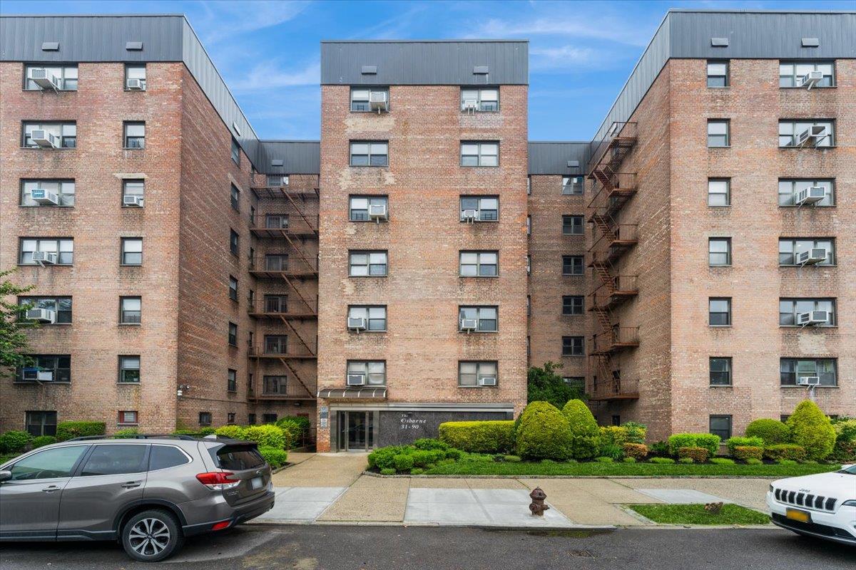 140 Street 3K, Flushing, Queens, NY - 3 Bedrooms  
2 Bathrooms  
6 Rooms - 