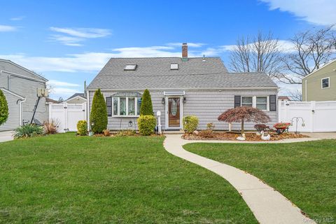 38 Farm Lane Levittown NY 11756