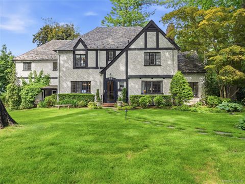 Homes For Sale - 89 Bayview Avenue<br/> Great Neck, NY 11021