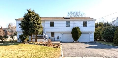 Photo of 342 Everard Street, Dix Hills, NY 11746 (MLS # 958723)