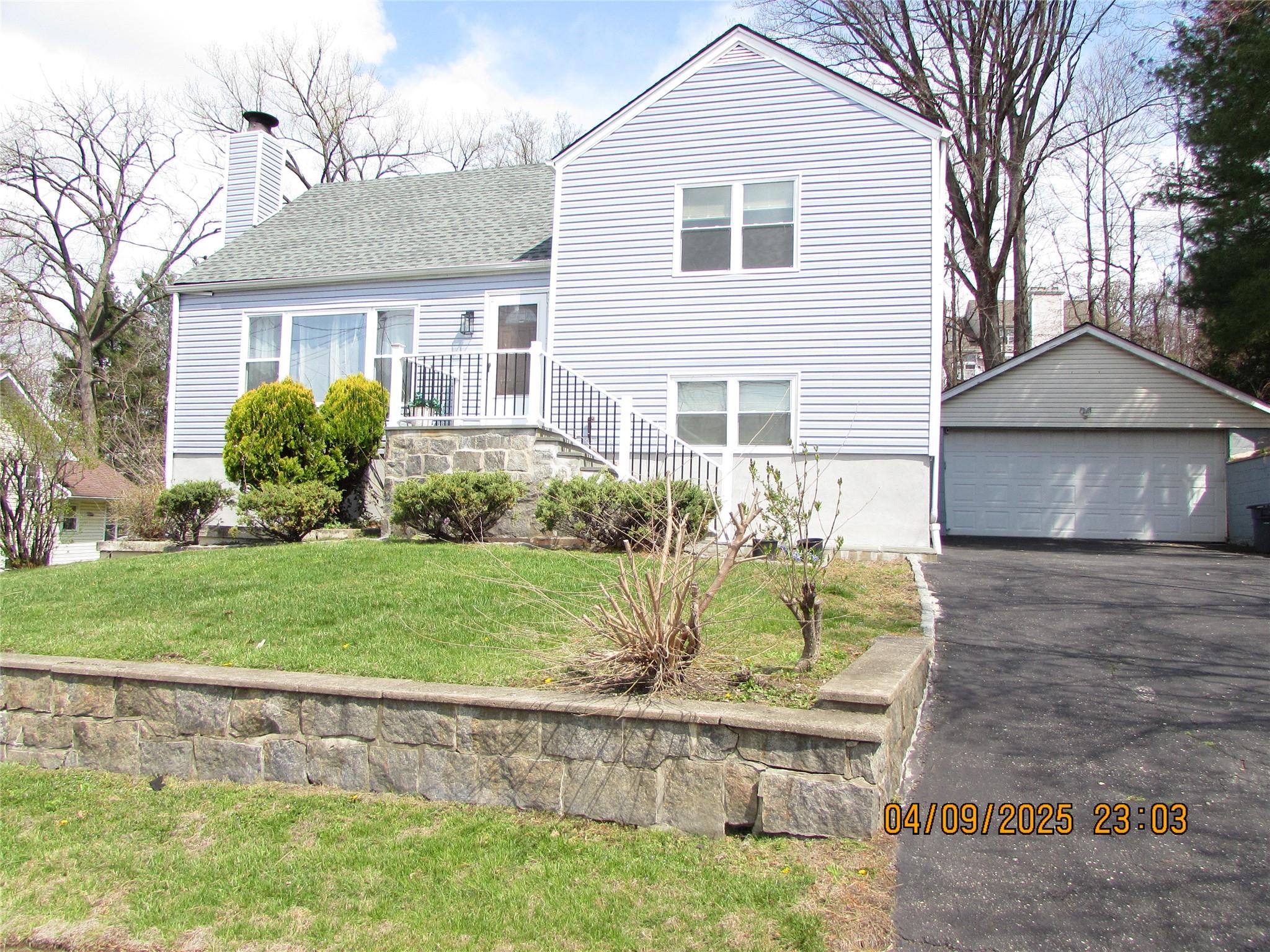Candlewood Drive, Yonkers, New York - 3 Bedrooms  
2 Bathrooms  
7 Rooms - 