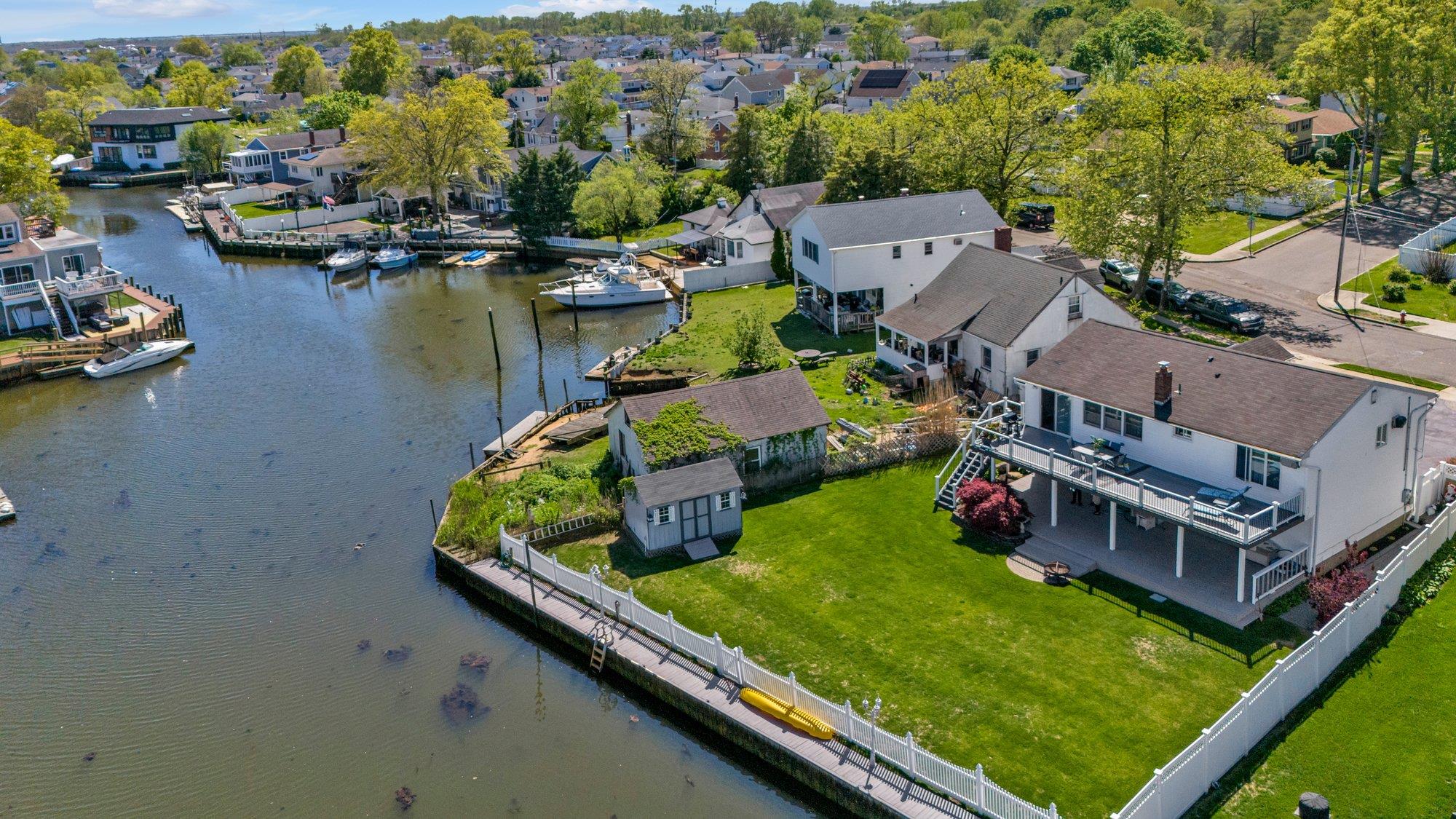 2397 Riverside Avenue, Seaford, New York image 32