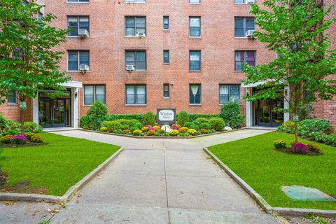 Photo of 4 Windsor Terrace #2C, White Plains, NY 10601 (MLS # 918292) Photo of 4 Windsor Terrace #2C, White Plains, NY 10601 (MLS # 918292)