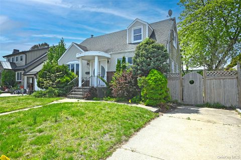 Homes For Sale - 2198 Willow Street<br/> Wantagh, NY 11793