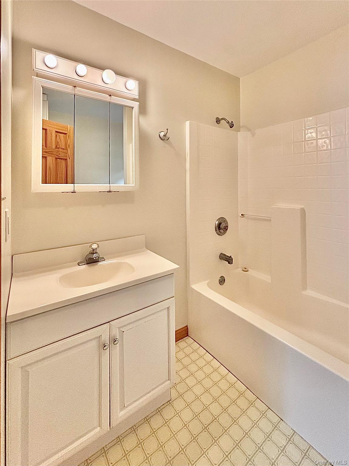 Rhinebeck, New York 12572, United States, 1 Bedroom Bedrooms, ,1 BathroomBathrooms,Residential,Active,229773