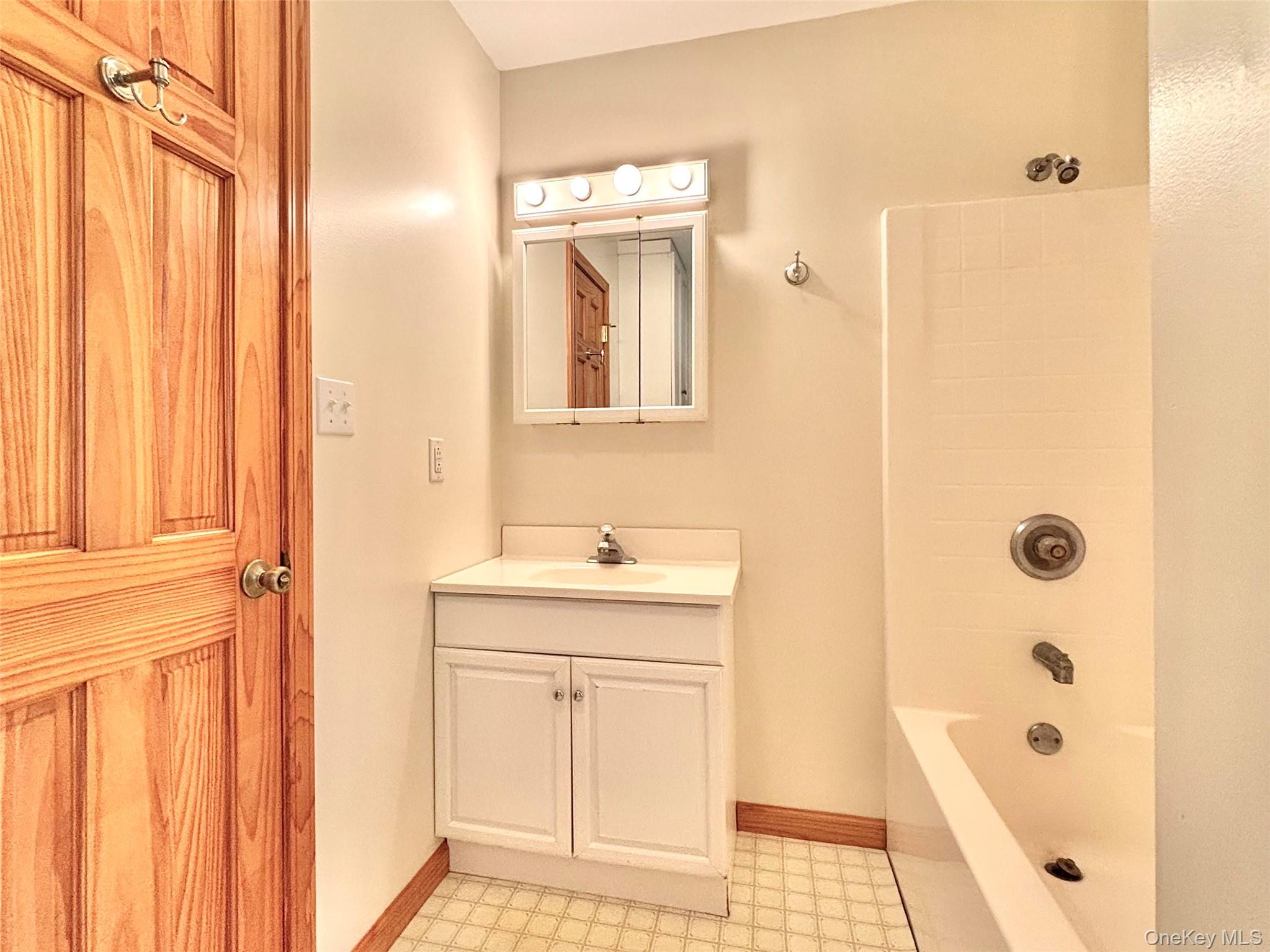 Rhinebeck, New York 12572, United States, 1 Bedroom Bedrooms, ,1 BathroomBathrooms,Residential,Active,229773