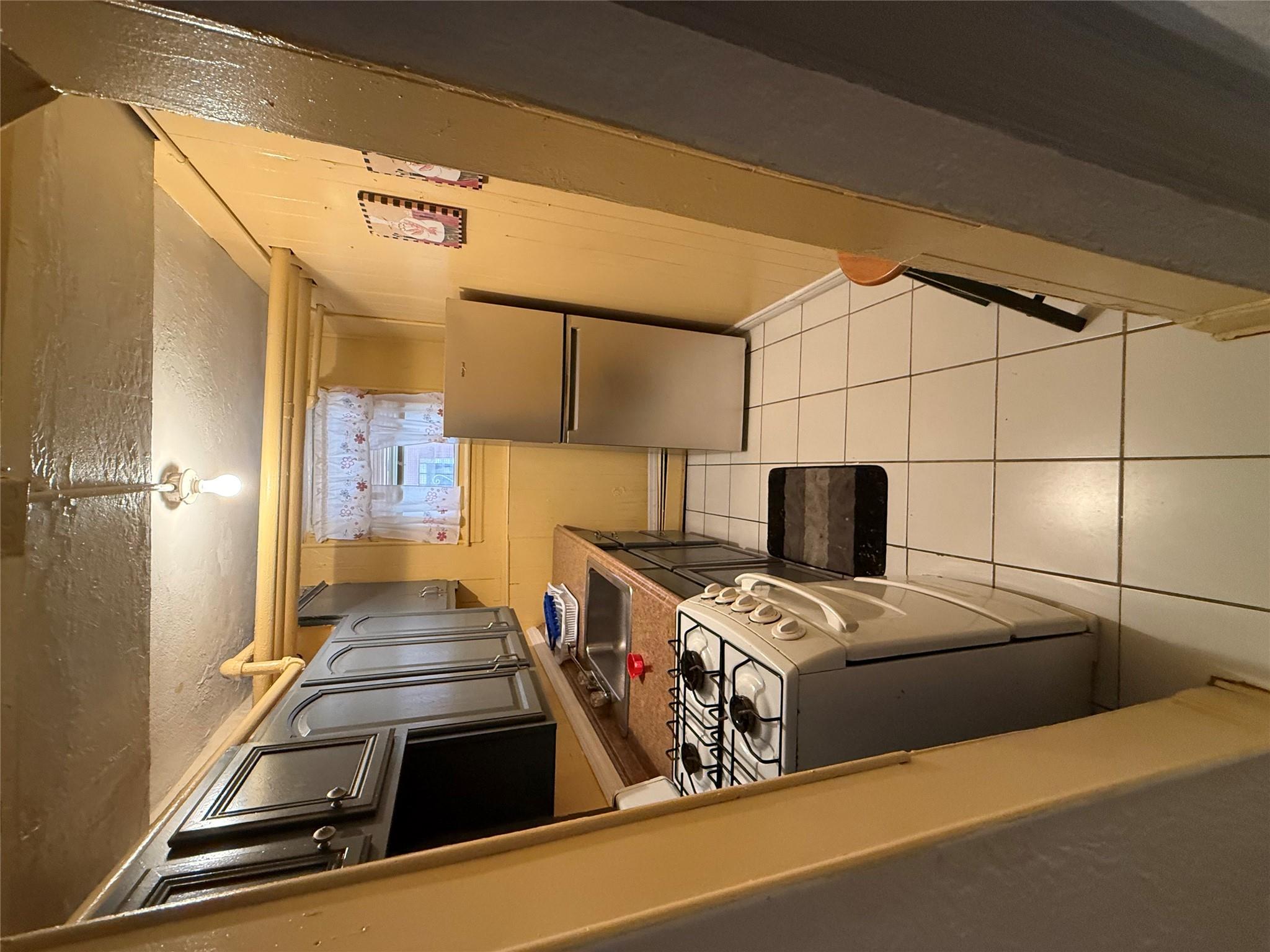 Rental Property at Cruger Avenue, Bronx, New York - Bedrooms: 1 
Bathrooms: 1 
Rooms: 1  - $1,400 MO.