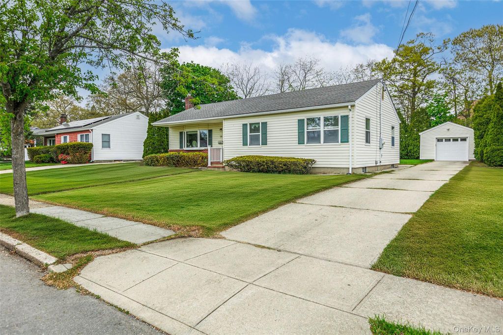 Photo of 14 George Court, Bellport Village, NY 11713 (MLS # 999324)