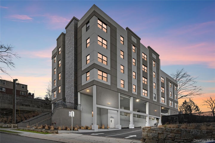Photo 1 of 8 — 135 Wakefield Avenue 102, Yonkers, NY 10704