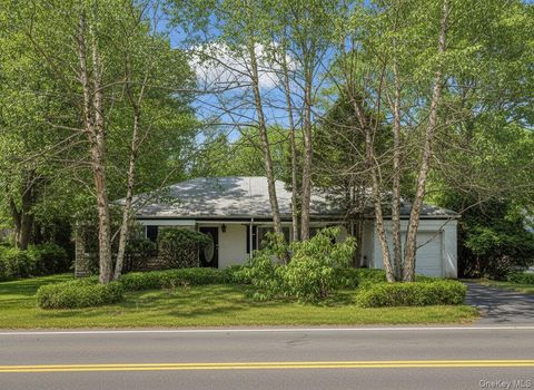 Photo of 64 Middleneck Road, Roslyn, NY 11576 (MLS # 968005)