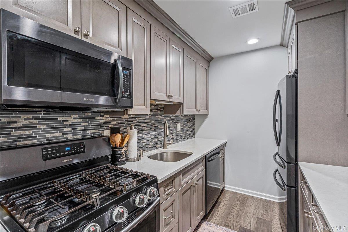 150 POINTE CIR N 150