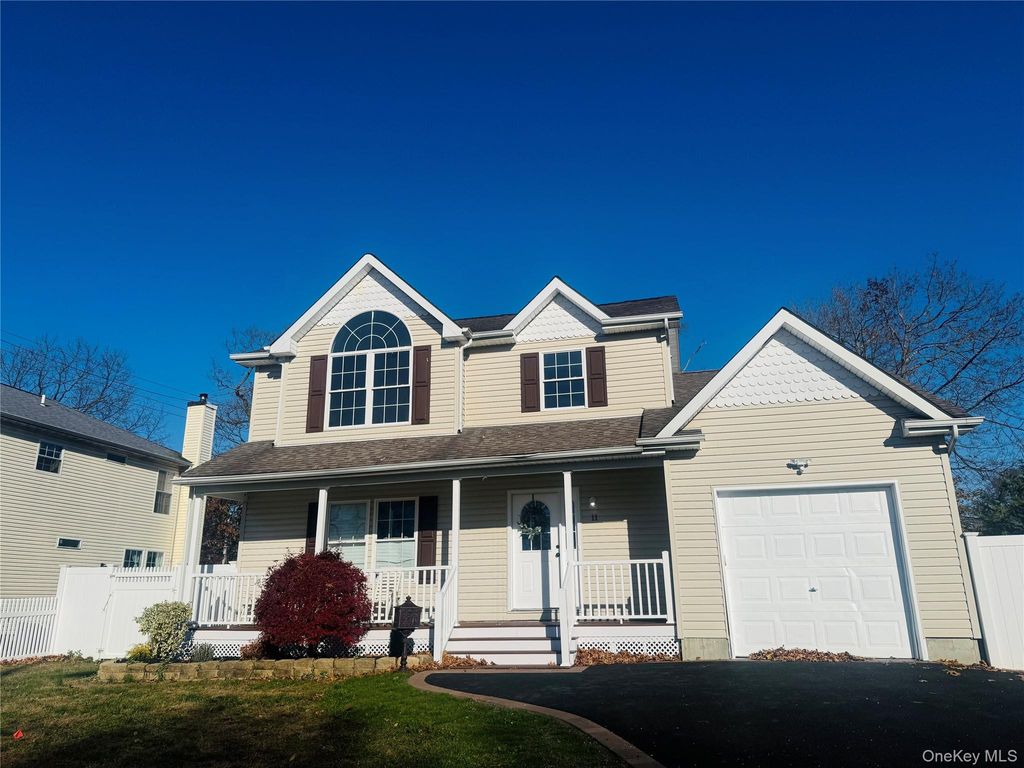 Photo of 11 Elm Street, Islip, NY 11751 (MLS # 938504)