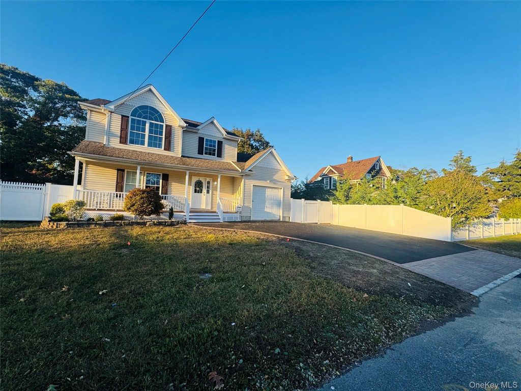 Photo of 11 Elm Street, Islip, NY 11751 (MLS # 938504)