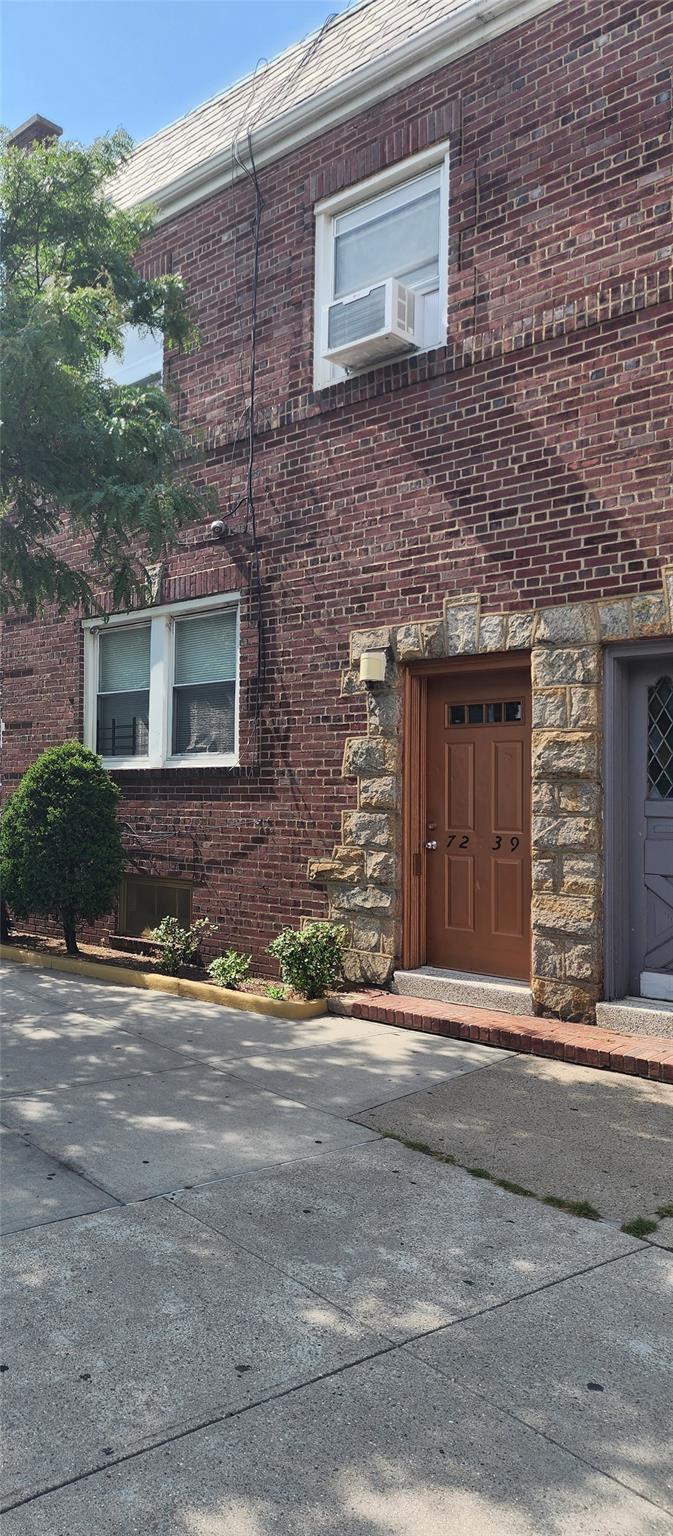 Myrtle Avenue, Glendale, Queens, NY - 2 Bedrooms - 