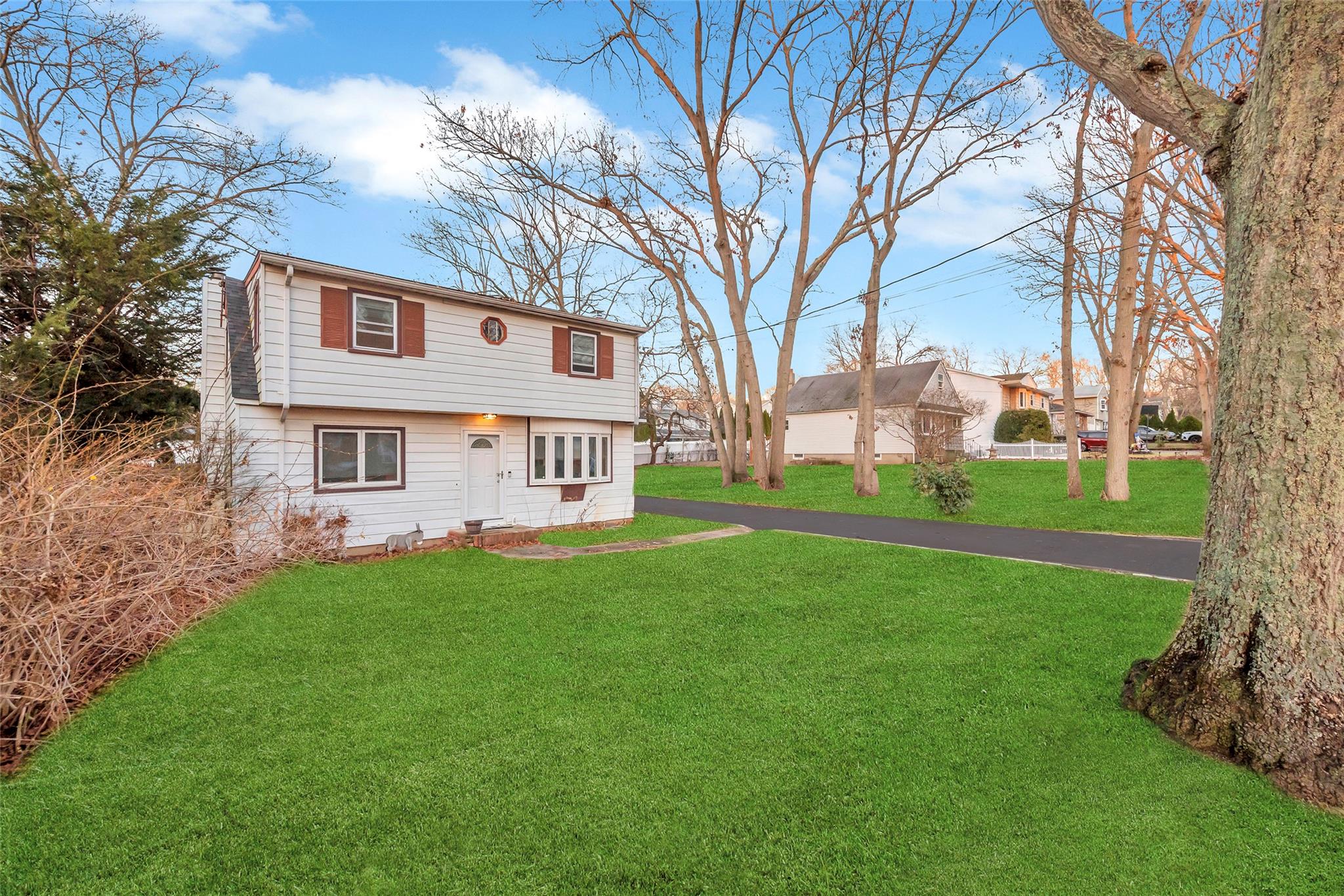 209 Fir Grove Road, Ronkonkoma, New York image 3