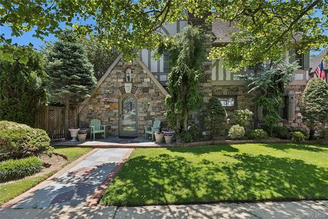 Homes For Sale - 58 Park Lane<br/> Nassau County, Rockville Centre, NY 11570