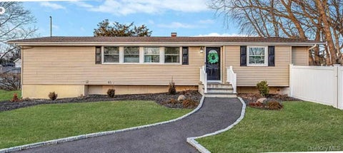 Homes For Sale - 37 Buckskin Lane<br/> Suffolk County, Selden, NY 11784