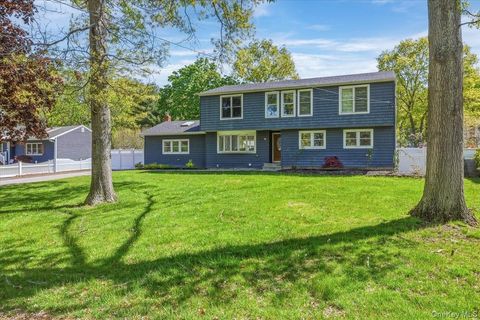Photo of 1189 Terry Road, Ronkonkoma, NY 11779 (MLS # 996997)