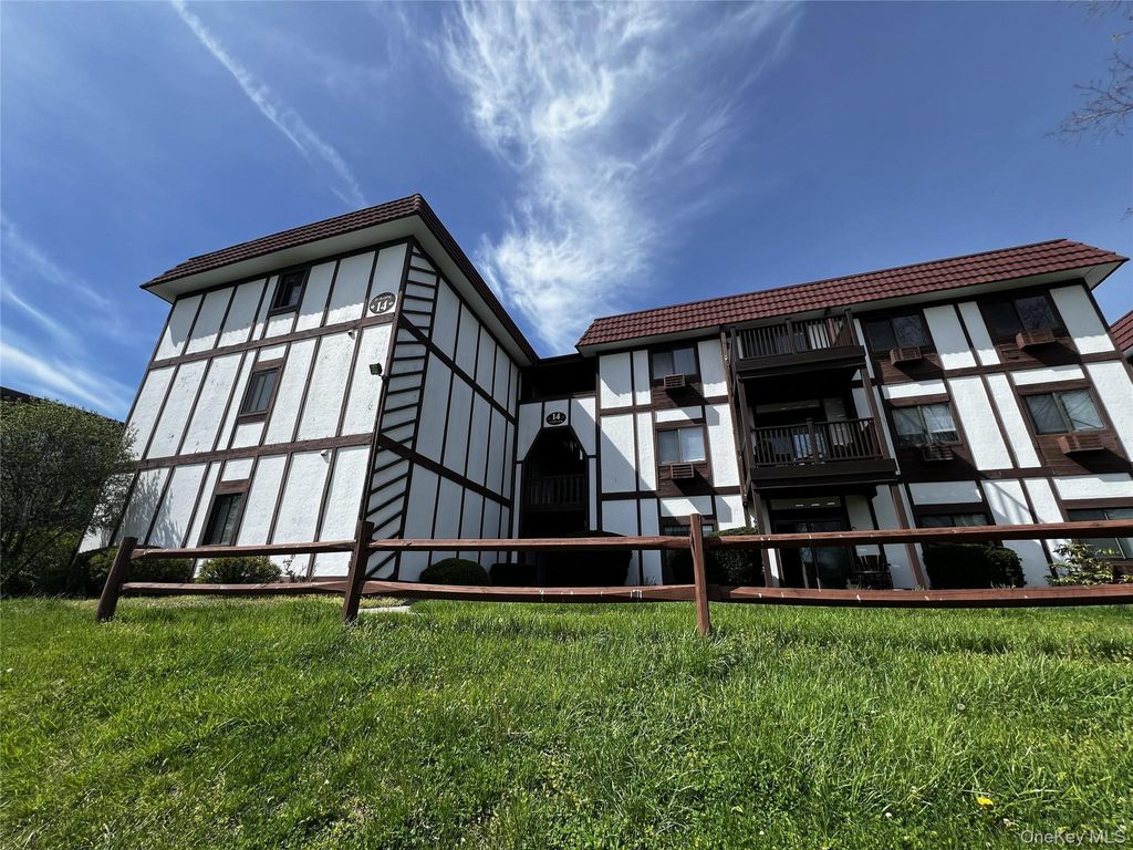 Photo of 14 Skyline Drive #15, Fishkill, NY 12524 (MLS # 991573)