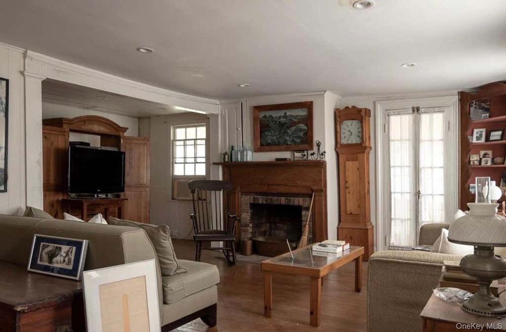 Photo of 362 Middle Road, Bayport, NY 11705 (MLS # 1041740)