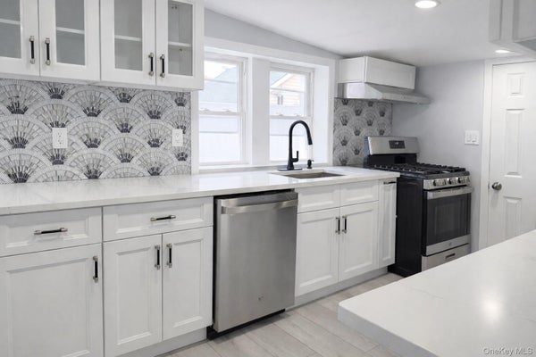 70 S COTTAGE ST, VALLEY STREAM, NY 11580 - Image d8a860e79dbc4e1696131348e8aae6aa/1918969988