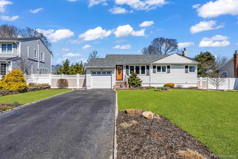 Homes For Sale - 7 Gedney Avenue<br/> Suffolk County, Smithtown, NY 11787