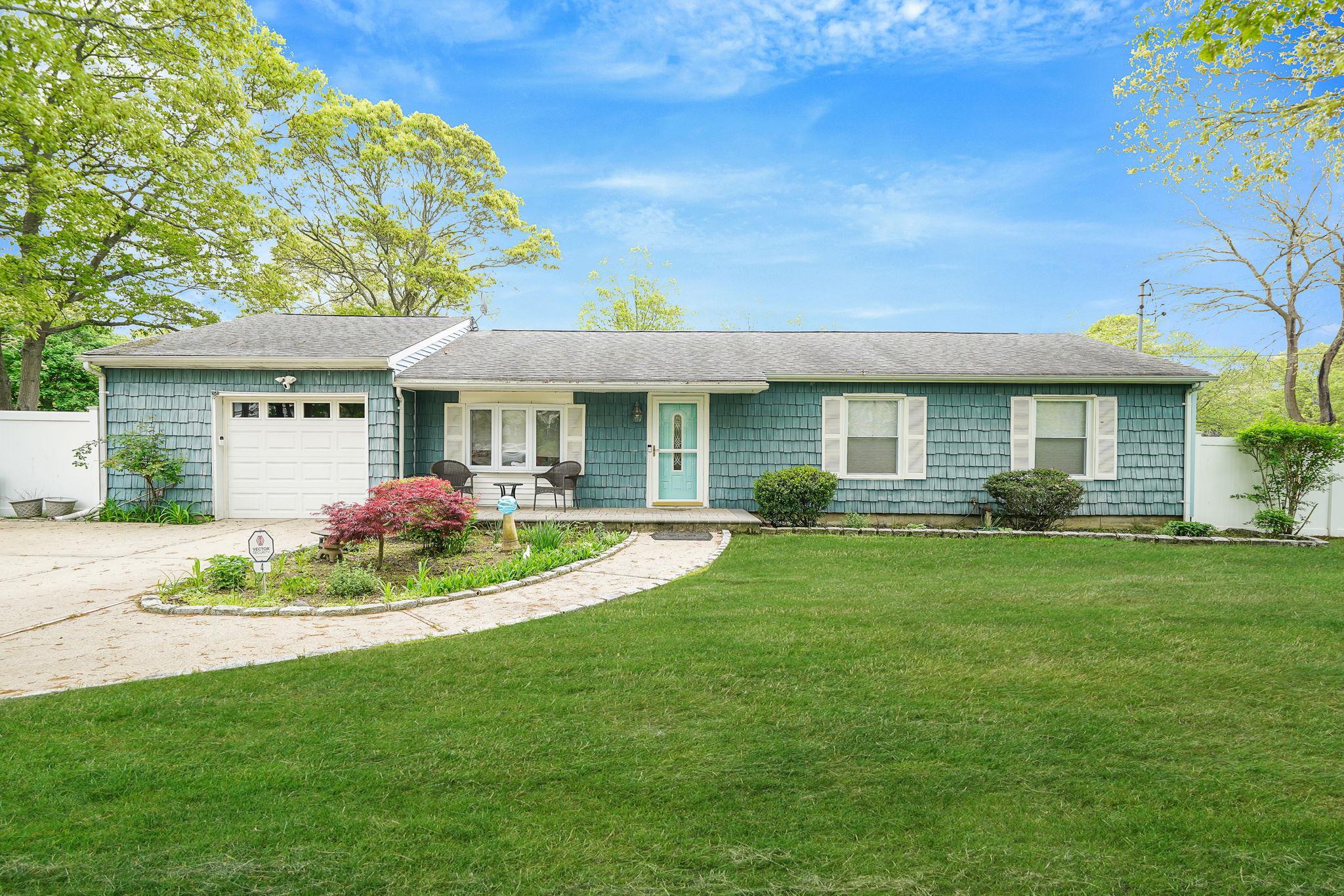 4 Allanwood Drive, Shirley, New York image 1