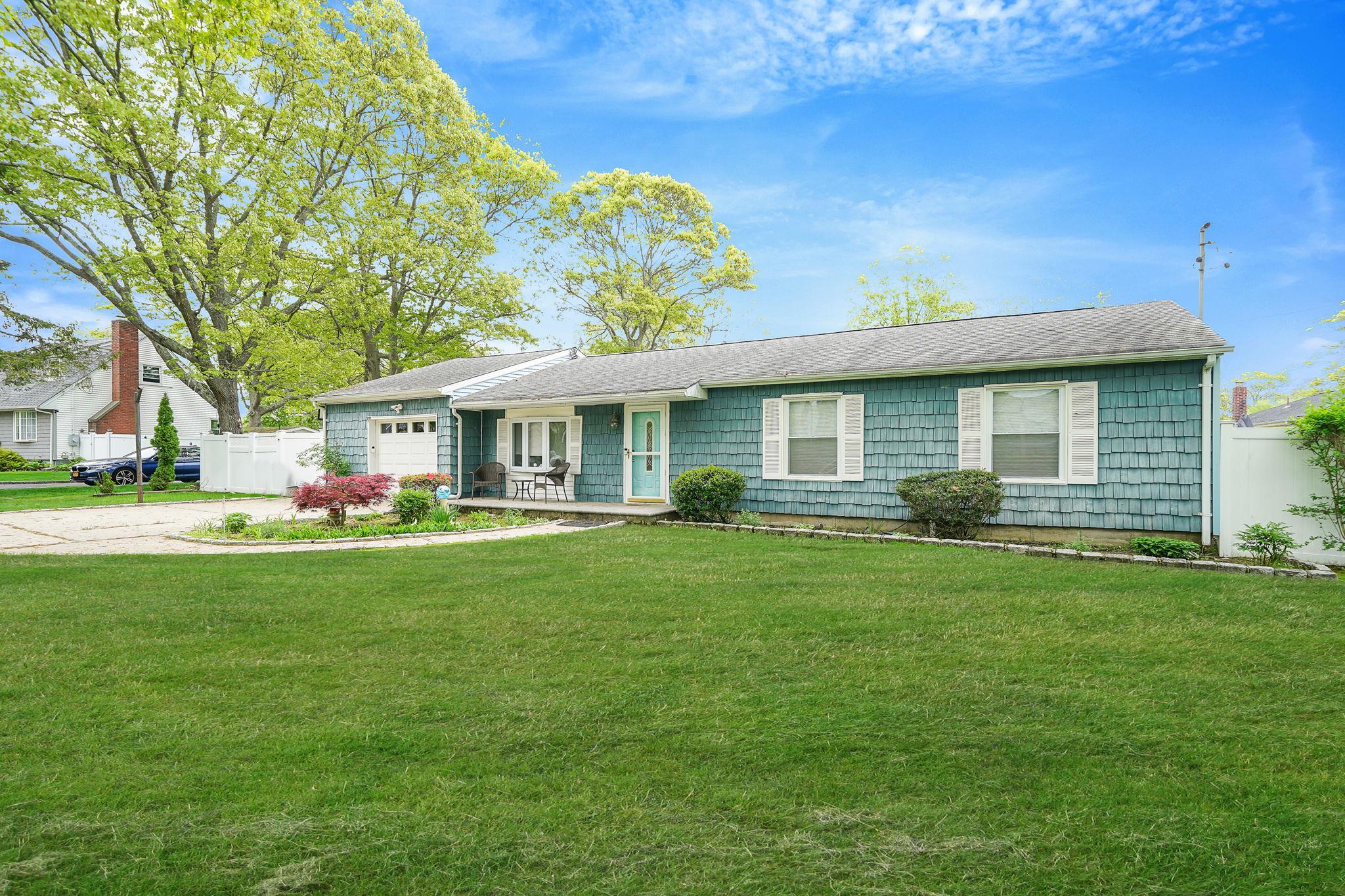 4 Allanwood Drive, Shirley, New York image 2