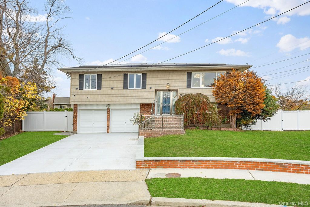 Photo of 14 Hilton Court, Hicksville, NY 11801 (MLS # 967430)