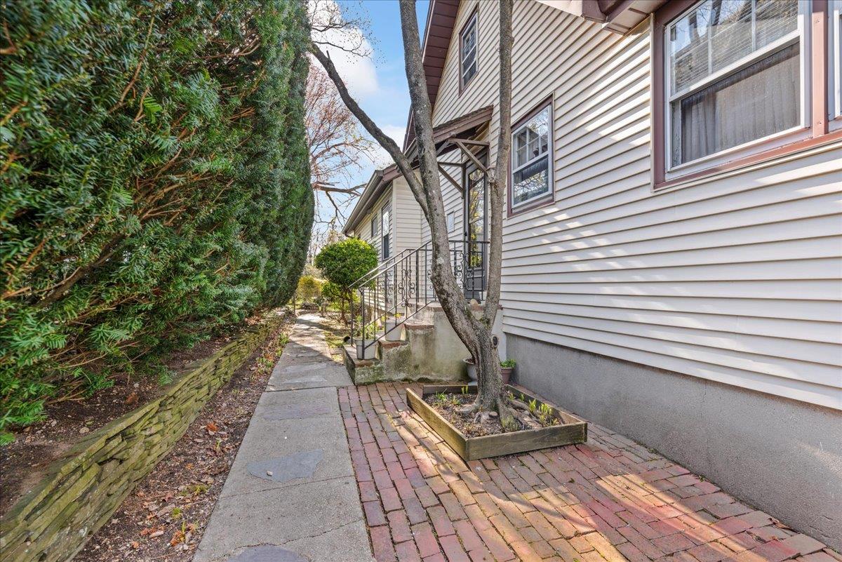 Huntington Bay, New York 11743, United States, 3 Bedrooms Bedrooms, ,1 BathroomBathrooms,Residential,Pending,118044