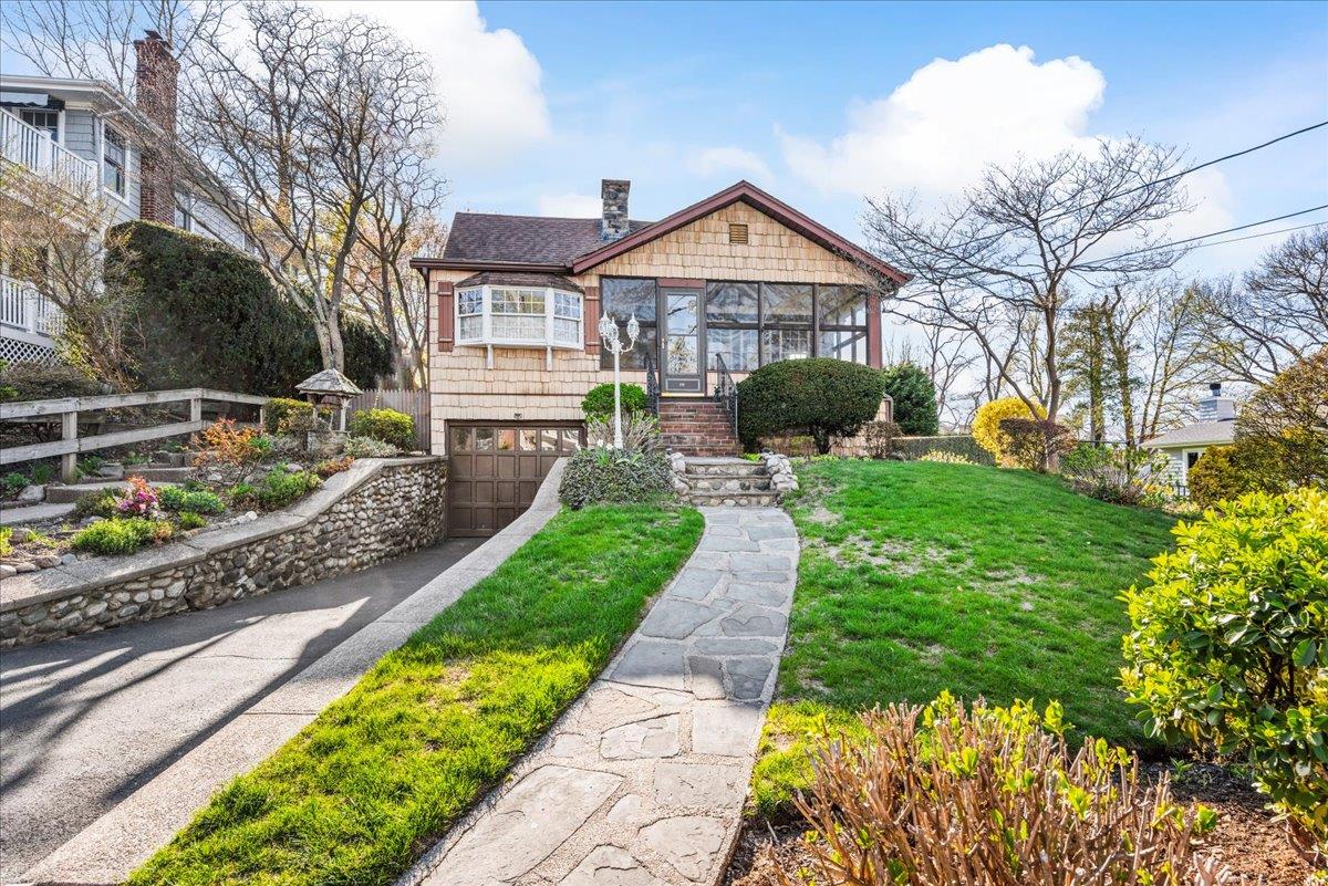 Huntington Bay, New York 11743, United States, 3 Bedrooms Bedrooms, ,1 BathroomBathrooms,Residential,Pending,118044