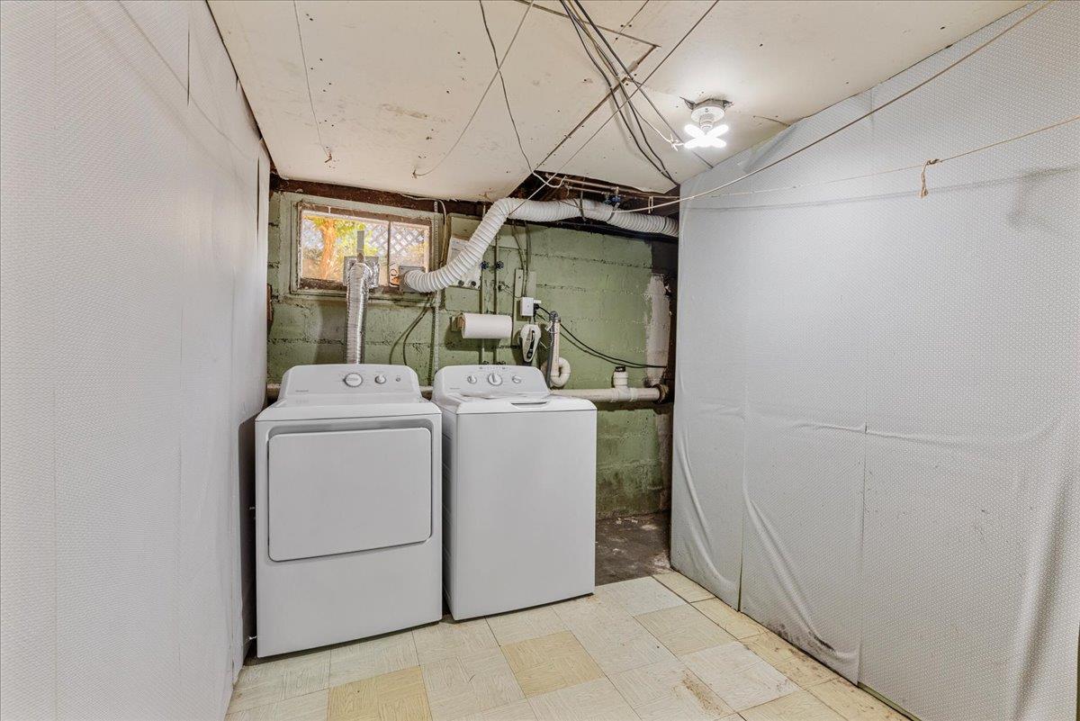 Huntington Bay, New York 11743, United States, 3 Bedrooms Bedrooms, ,1 BathroomBathrooms,Residential,Pending,118044