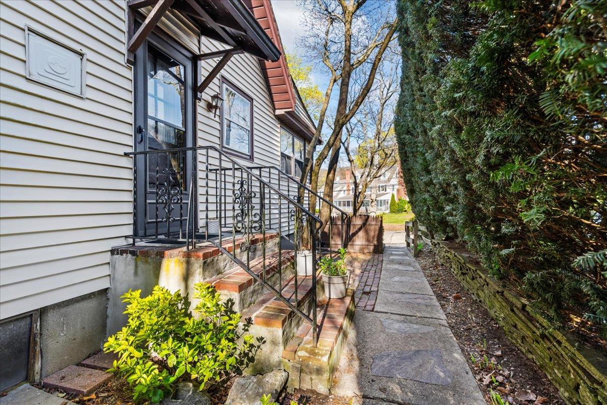 Huntington Bay, New York 11743, United States, 3 Bedrooms Bedrooms, ,1 BathroomBathrooms,Residential,Pending,118044