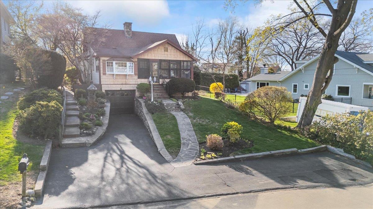 Huntington Bay, New York 11743, United States, 3 Bedrooms Bedrooms, ,1 BathroomBathrooms,Residential,Pending,118044