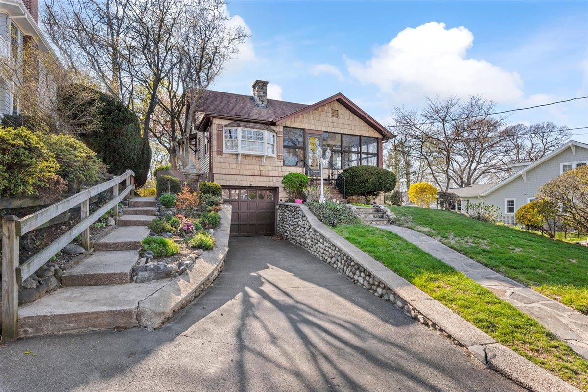 Huntington Bay, New York 11743, United States, 3 Bedrooms Bedrooms, ,1 BathroomBathrooms,Residential,Pending,118044