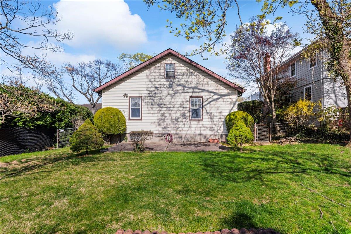 Huntington Bay, New York 11743, United States, 3 Bedrooms Bedrooms, ,1 BathroomBathrooms,Residential,Pending,118044