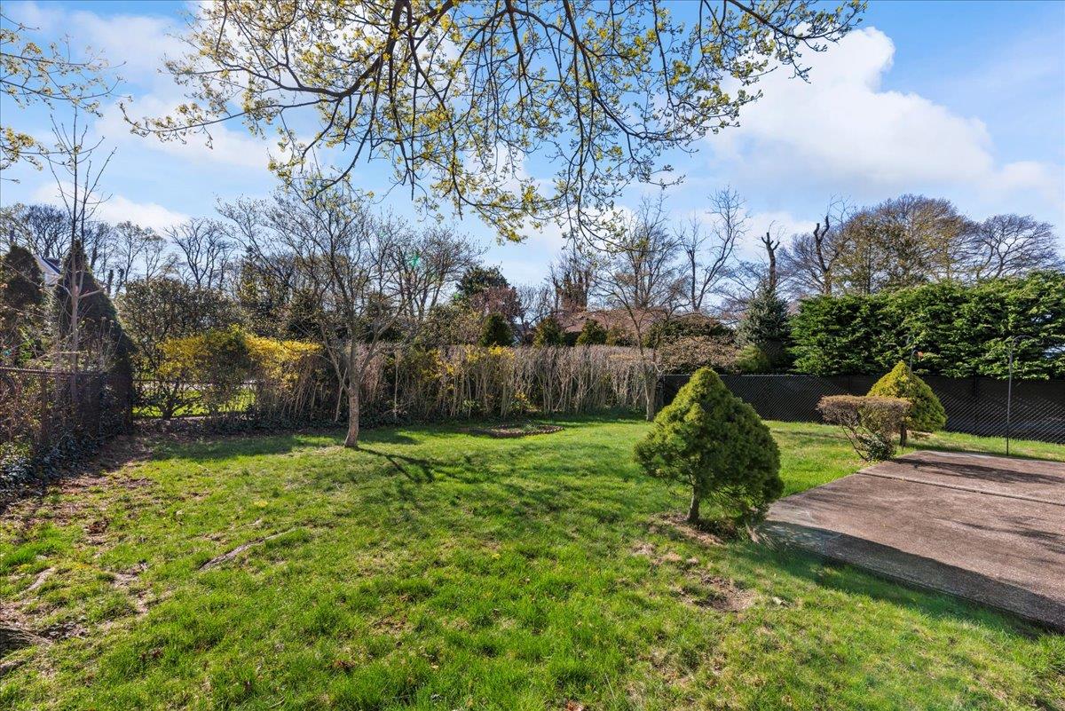 Huntington Bay, New York 11743, United States, 3 Bedrooms Bedrooms, ,1 BathroomBathrooms,Residential,Pending,118044