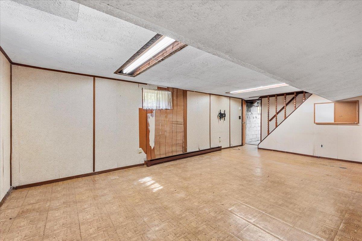 Huntington Bay, New York 11743, United States, 3 Bedrooms Bedrooms, ,1 BathroomBathrooms,Residential,Pending,118044