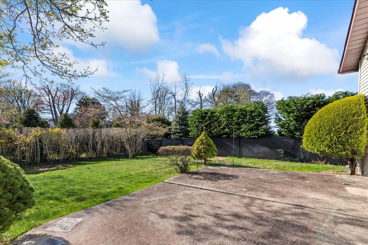 Huntington Bay, New York 11743, United States, 3 Bedrooms Bedrooms, ,1 BathroomBathrooms,Residential,Pending,118044