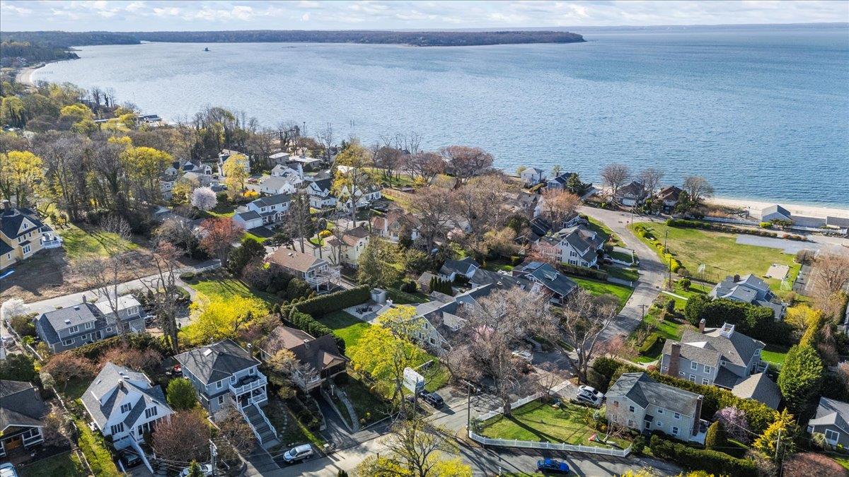 Huntington Bay, New York 11743, United States, 3 Bedrooms Bedrooms, ,1 BathroomBathrooms,Residential,Pending,118044