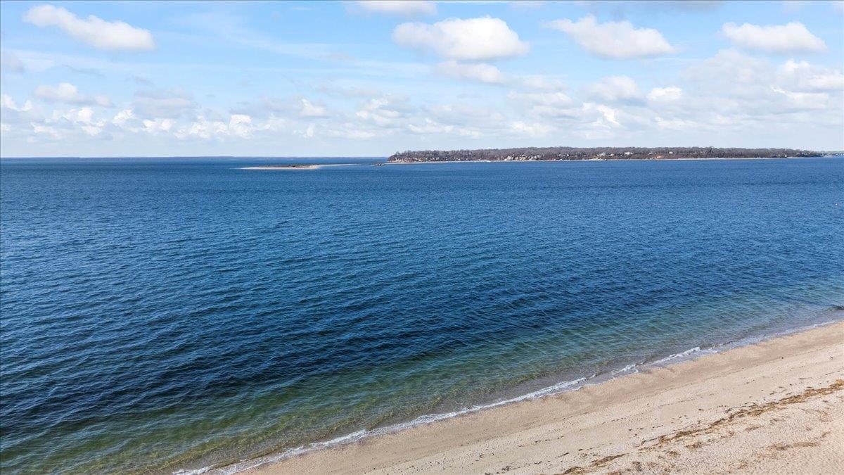 Huntington Bay, New York 11743, United States, 3 Bedrooms Bedrooms, ,1 BathroomBathrooms,Residential,Pending,118044