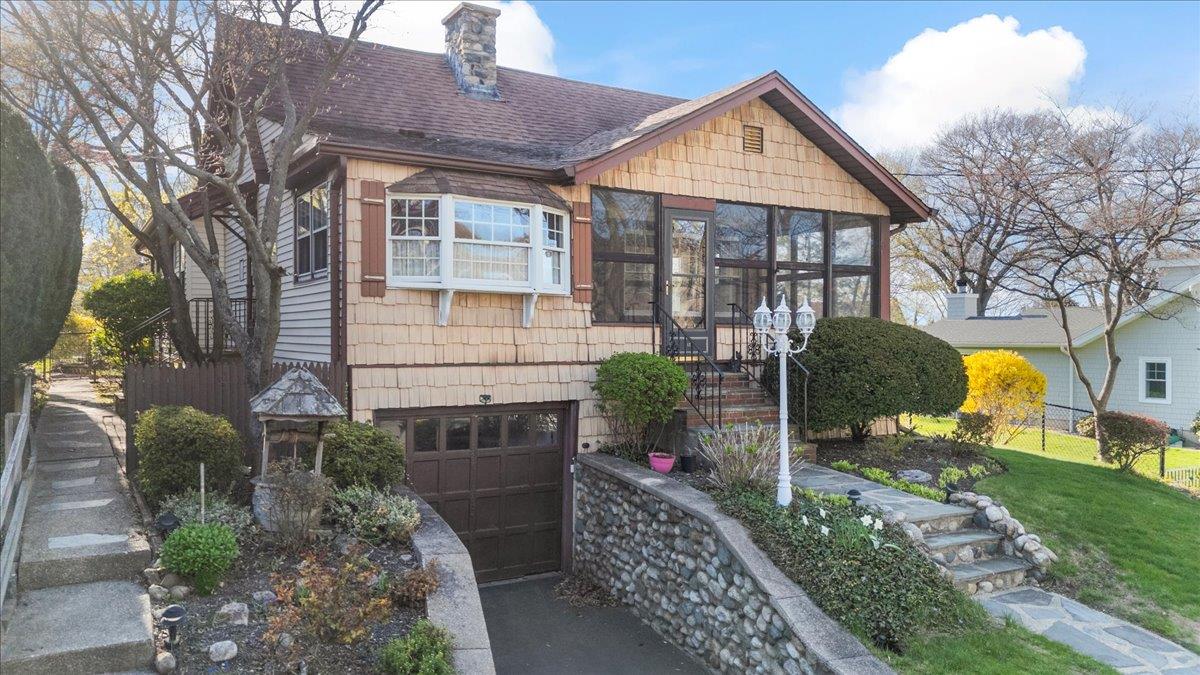 Huntington Bay, New York 11743, United States, 3 Bedrooms Bedrooms, ,1 BathroomBathrooms,Residential,Pending,118044