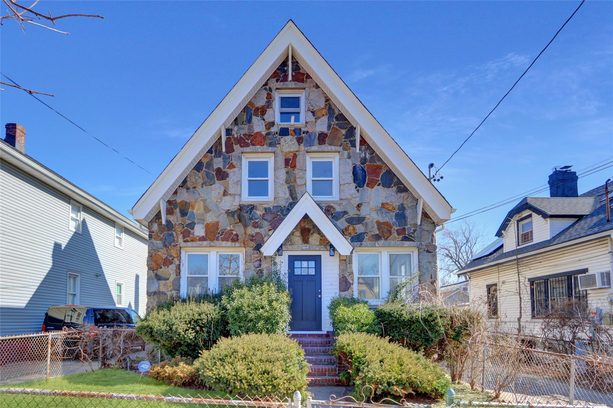 Williamson Avenue Ave, Springfield Gardens, Queens, NY - 6 Bedrooms  
4 Bathrooms - 